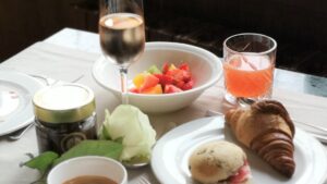 Champagne breakfast e travel tips in giro per il mondo