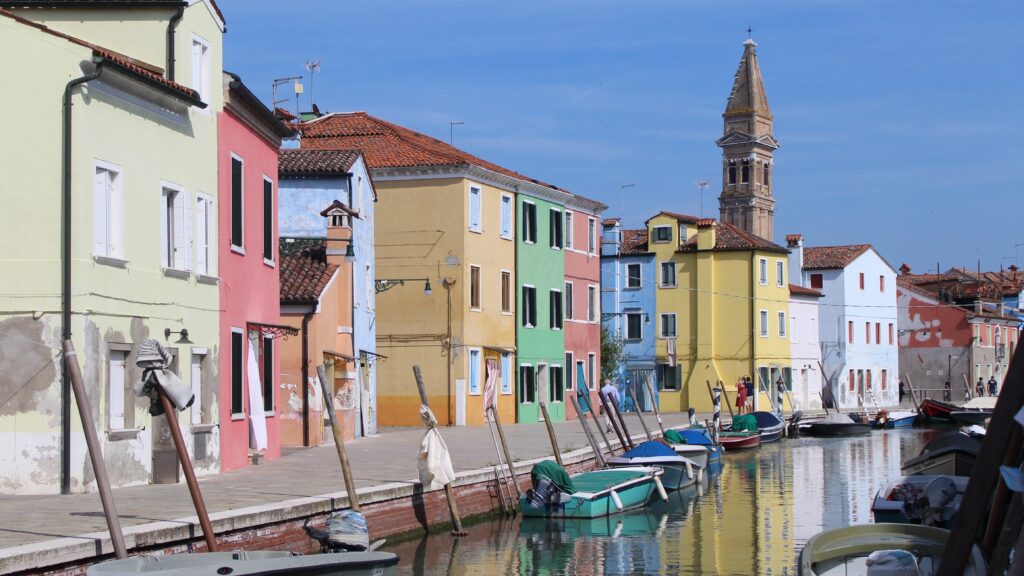 Burano isola inedita e tradizione